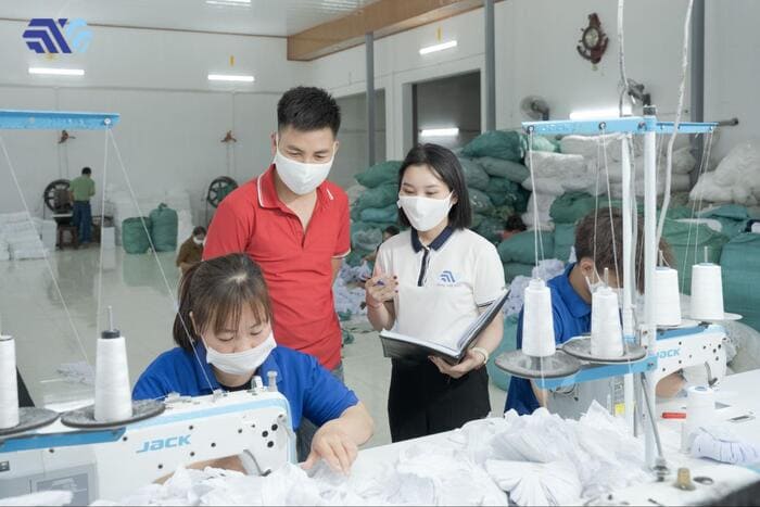Nên thay mới găng tay y tế sau khi tiếp xúc trực tiếp với các yếu tố có khả năng nhiễm khuẩn cao như máu, dịch tiết cơ thể của người bệnh (Nguồn ảnh: Sưu tầm)